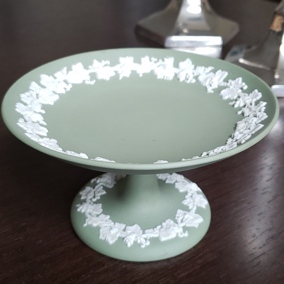 🔥HP🔥VTG Wedgwood Jasperware, grapevine, plate on a stand, light green - Picture 3 of 8